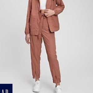 NWT - High rise jogger - size Lg